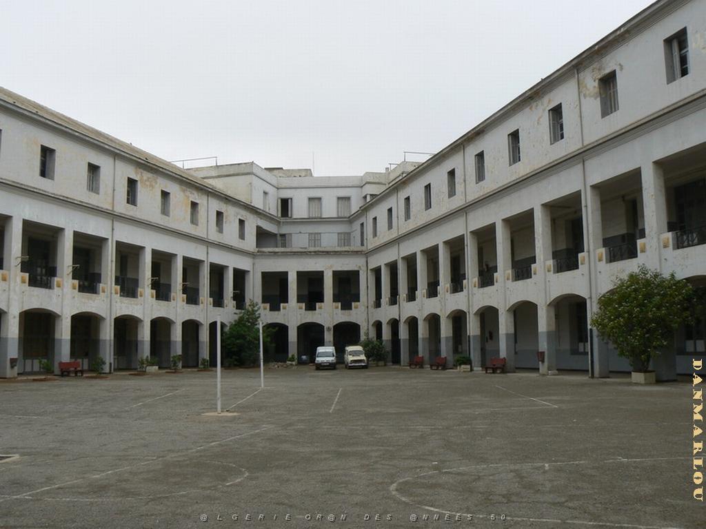 lycee Ardaillon vue de la cour .jpg